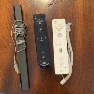 2 Wii remotes and a sensor bar